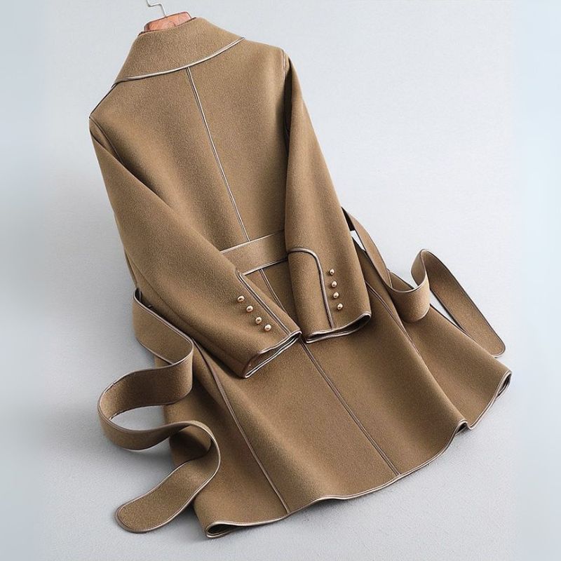 Wickelmantel mit Bindegürtel in Camel, Detailansicht von Gürtel und Manschette