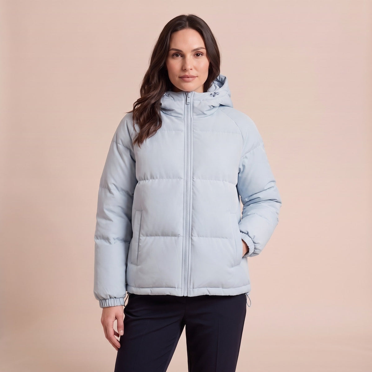 Kurze hellblaue Pufferjacke mit Kapuze, geschlossen getragen, Vorderansicht