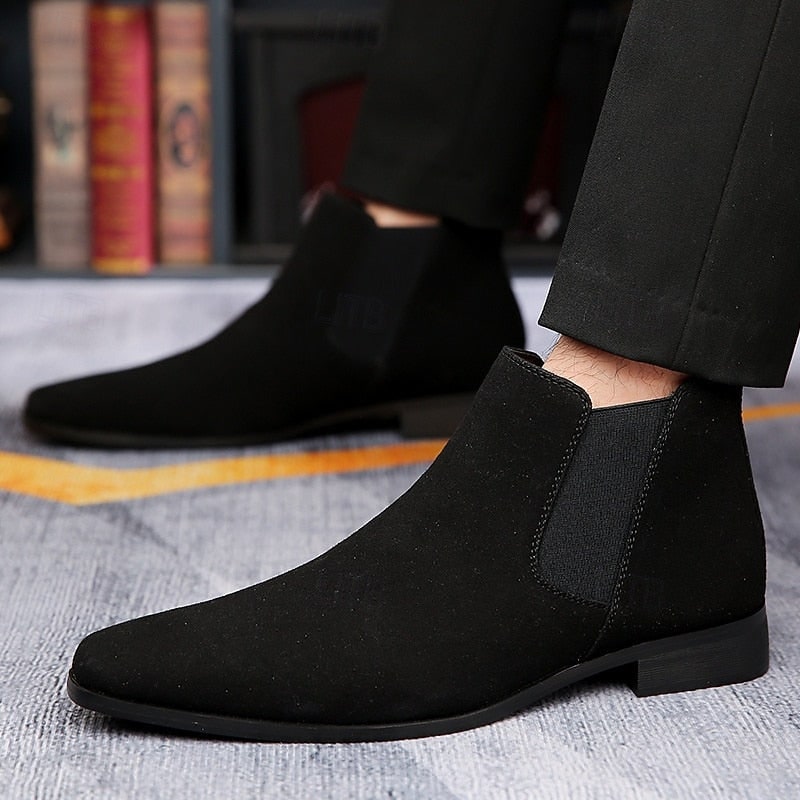 Chelsea Boots für Herren in Schwarz, getragen