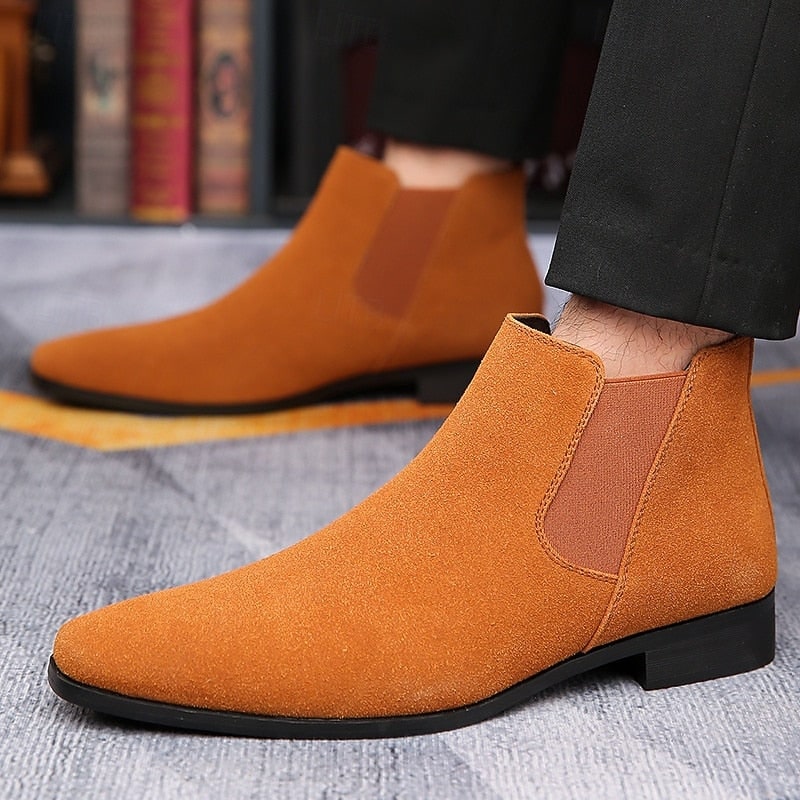 Chelsea Boots für Herren in Cognac, getragen