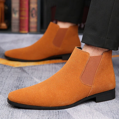 Chelsea Boots für Herren in Cognac, getragen