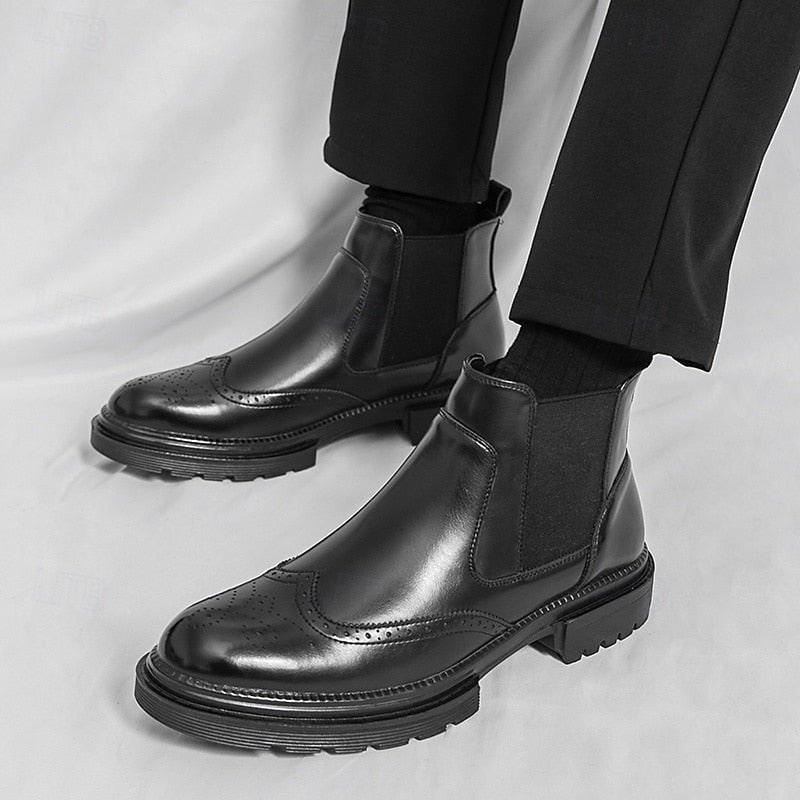 Chelsea Boots für Herren in Schwarz, getragen
