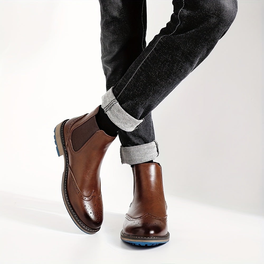 Chelsea Boots für Herren in Dunkelbraun, getragen