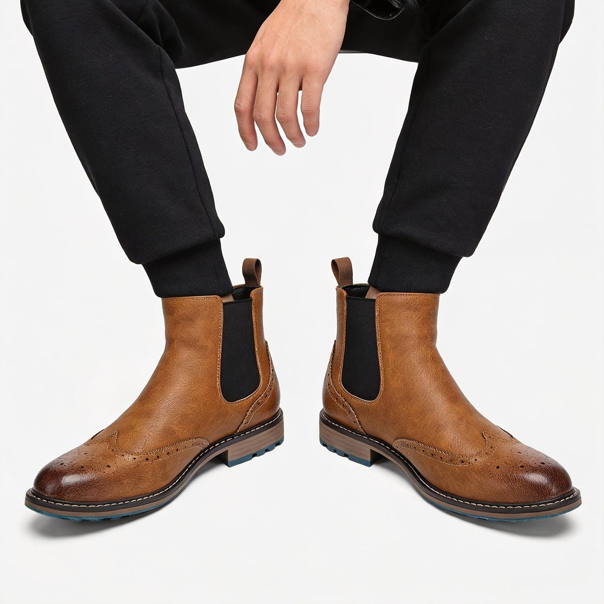 Chelsea Boots für Herren in Cognac, getragen