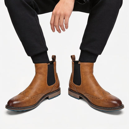 Chelsea Boots für Herren in Cognac, getragen