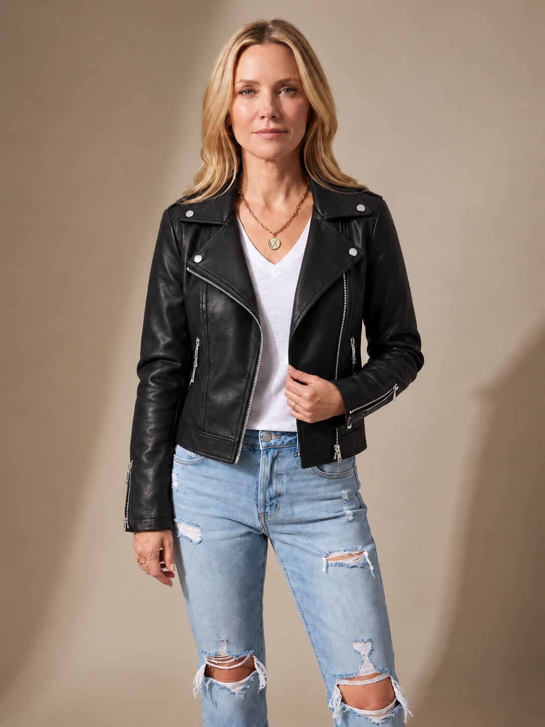 Schwarze Bikerjacke in Lederoptik zu Jeans getragen 1