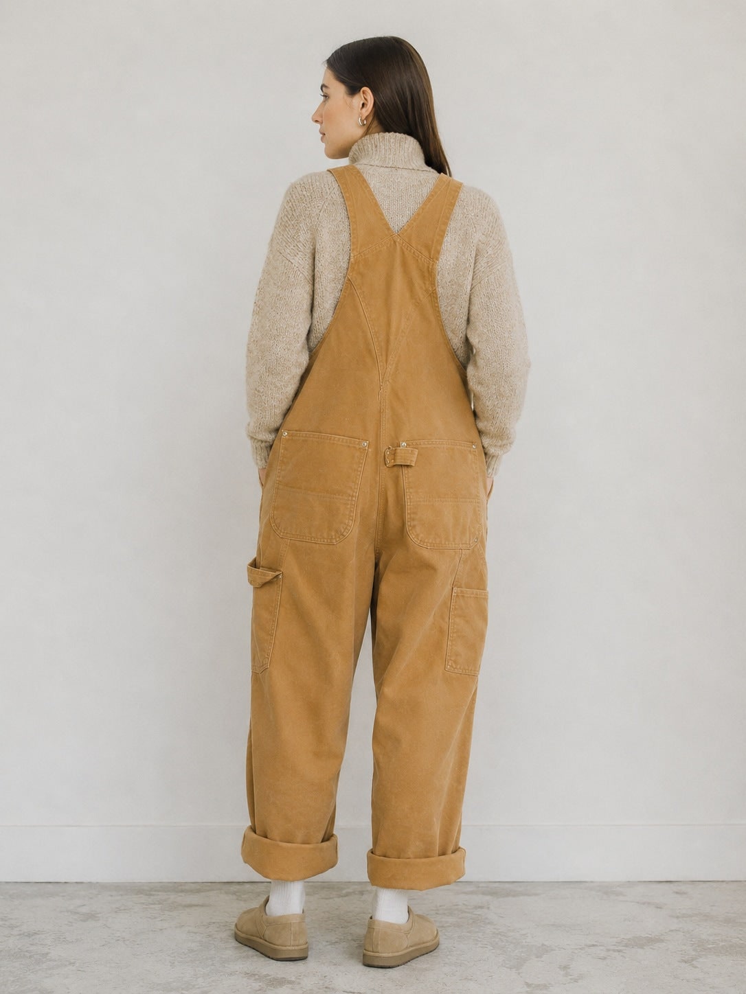 Beigefarbene Canvas Latzhose von hinten 2