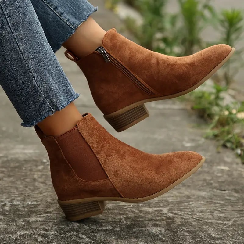 Chelsea Boots in Braun an den Füßen 1