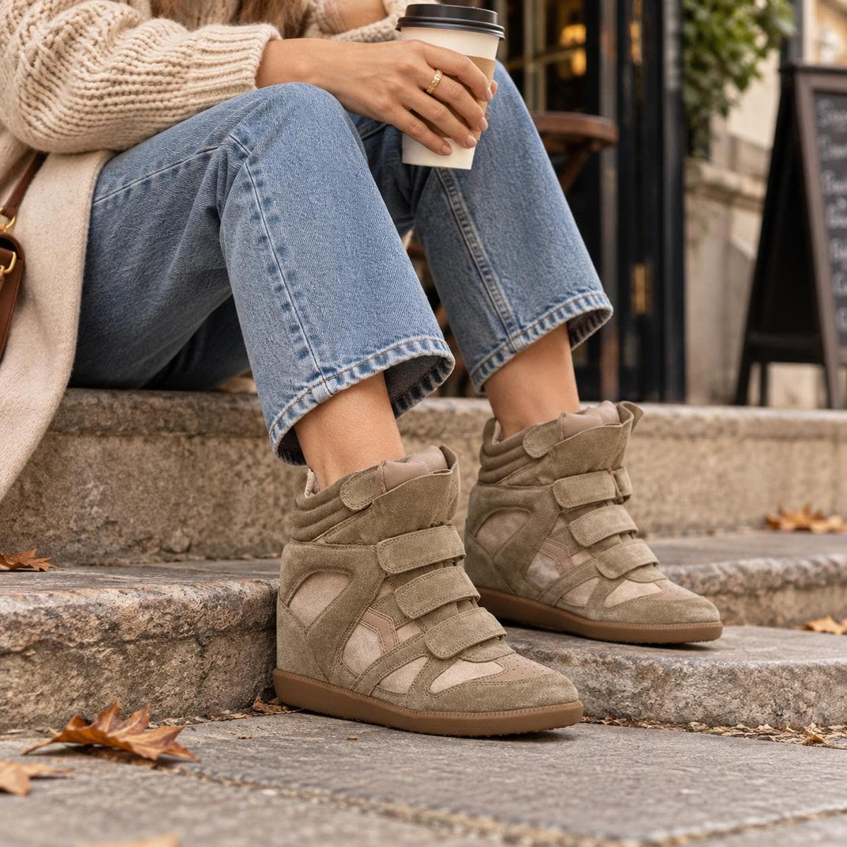 Taupefarbene High-Top Sneaker zu Jeans getragen 3
