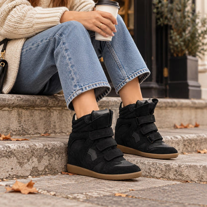 Schwarze High-Top Sneaker zu Jeans getragen 4