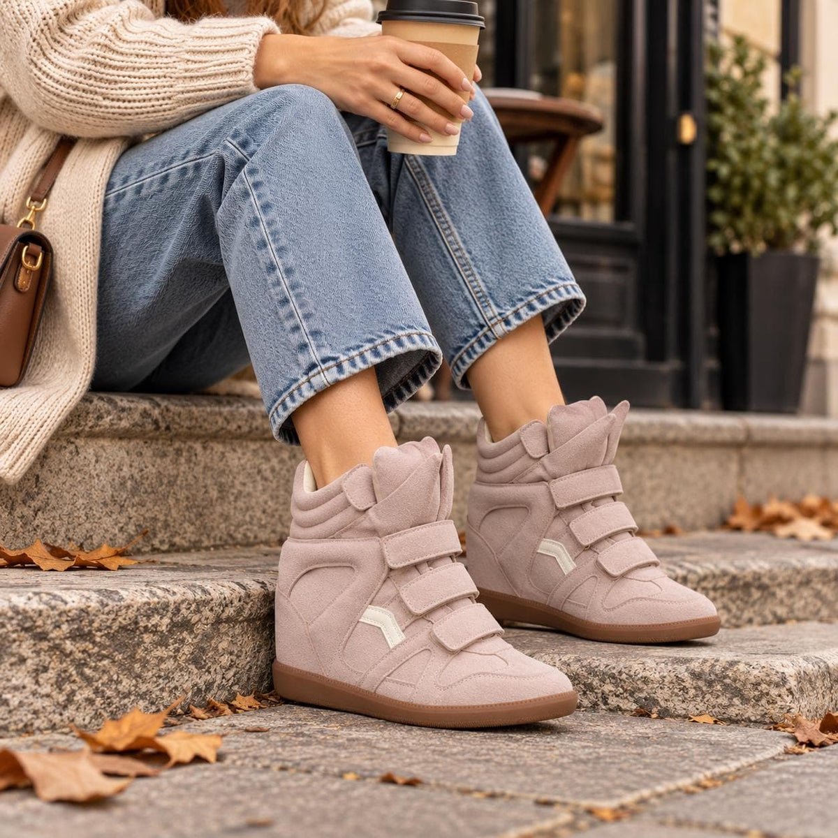 Rosa High-Top Sneaker zu Jeans getragen 5