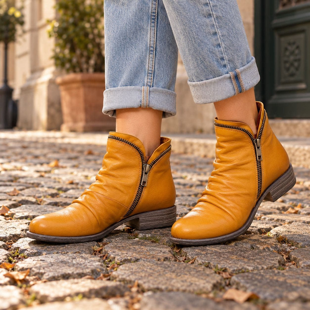 Gelbe Ankle Boots auf Kopfsteinpflaster 2