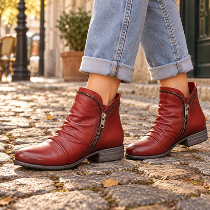 Rote Ankle Boots auf Kopfsteinpflaster 3