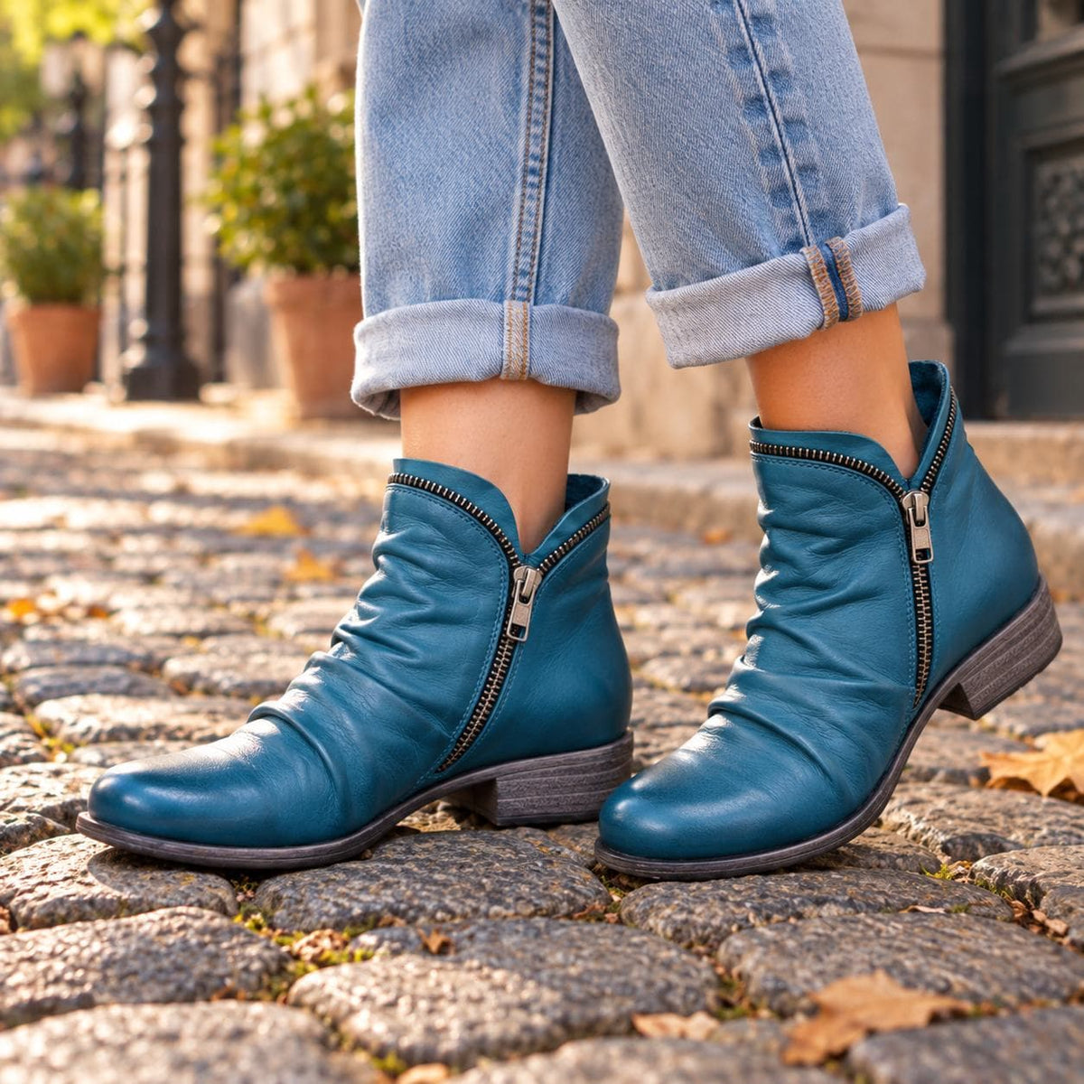 Blaue Ankle Boots auf Kopfsteinpflaster 5
