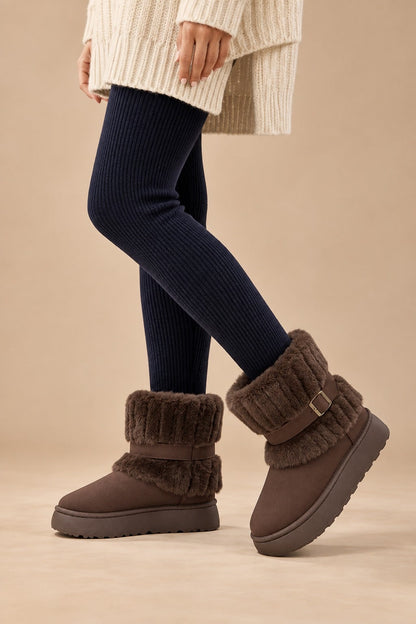 Braune Schneestiefel mit Kunstfellrand getragen 2