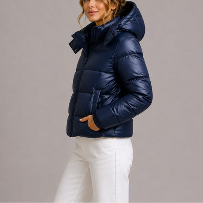 Marineblaue Steppjacke seitlich getragen 2