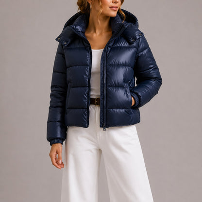 Marineblaue Steppjacke von vorne mit Reissverschluss 3