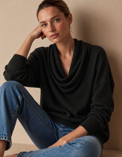 Schwarzer Strickpullover mit Wasserfallkragen 7