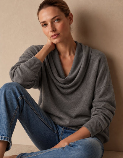 Grauer Strickpullover mit Wasserfallkragen 8