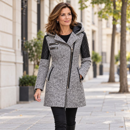 Frau in hellgrauer Winterjacke auf dem Gehweg 1