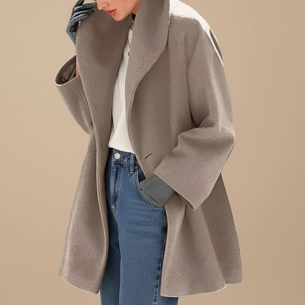 Frau im braunen Oversized Wintermantel mit breitem Kragen 1