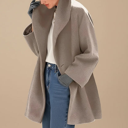Frau im braunen Oversized Wintermantel mit breitem Kragen 1