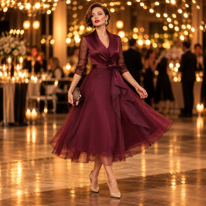 Burgunderrotes Cocktailkleid beim Tanzen 2