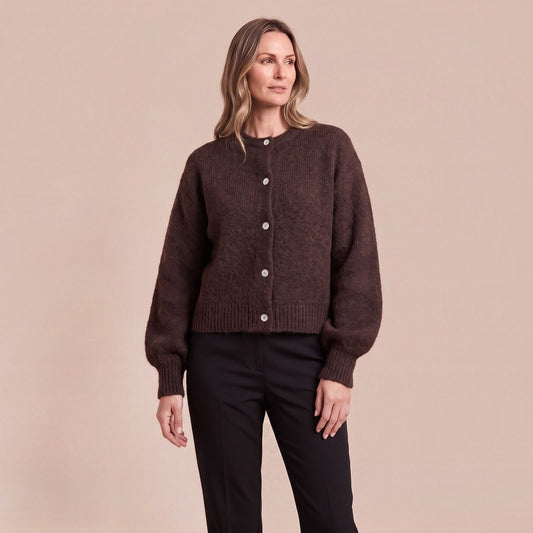 Flauschige Strickjacke mit Rundhalsausschnitt und Knopfleiste