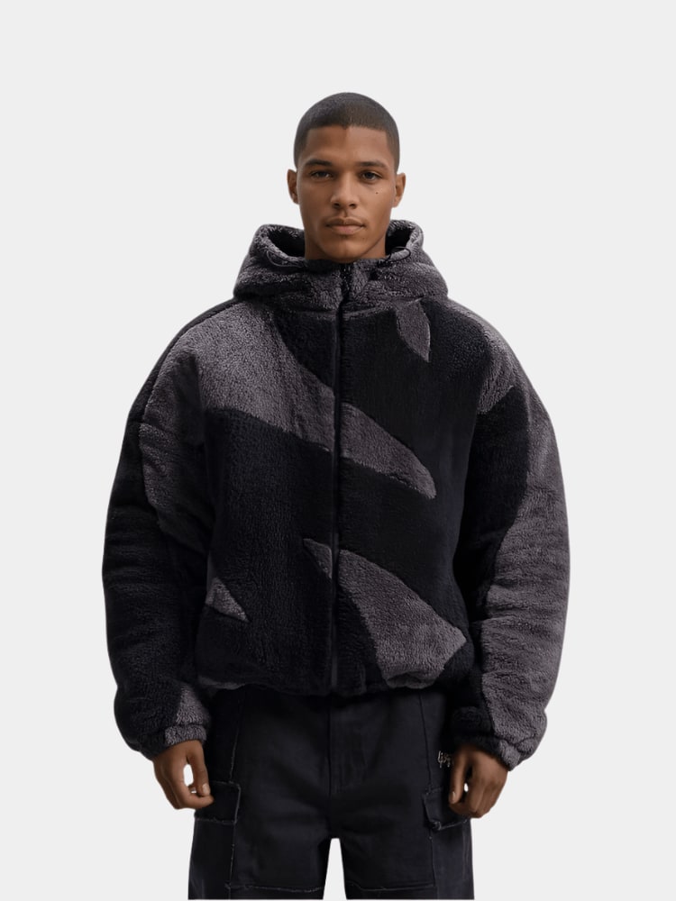 Teddy Fleecejacke für Herren in Schwarz, getragen