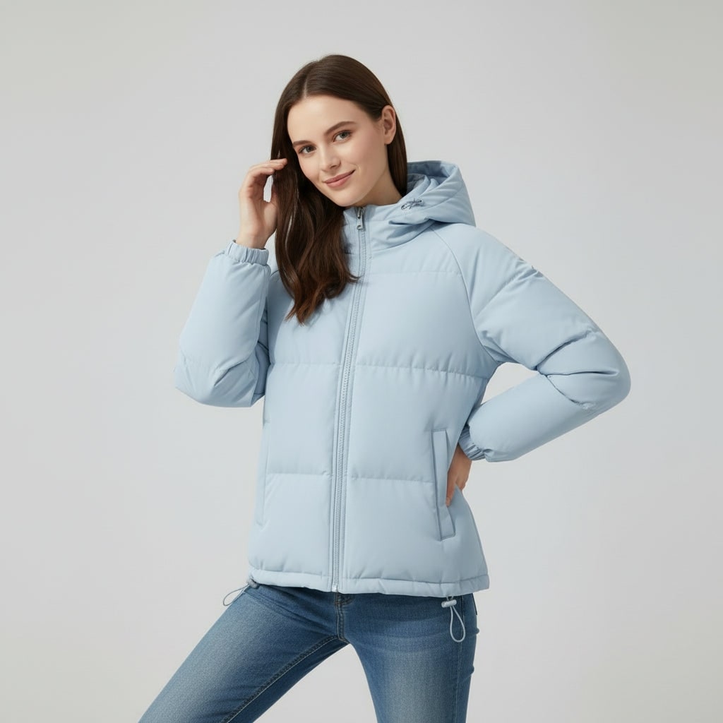 Hellblaue Pufferjacke mit Kapuze, seitliche Ansicht am Model