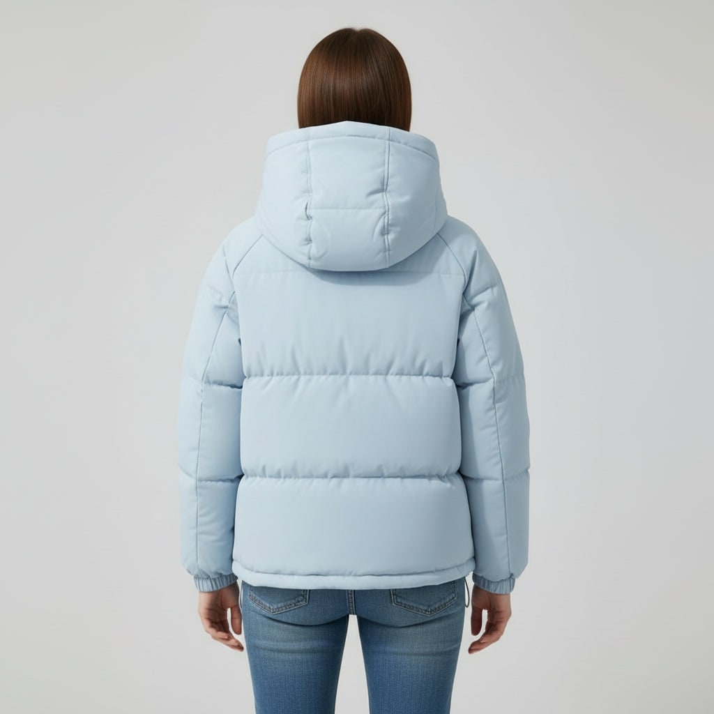 Rückansicht der hellblauen Pufferjacke mit Kapuze