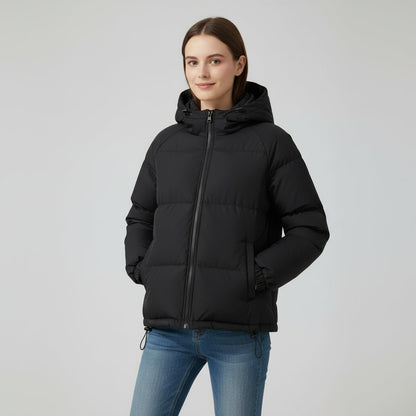 Schwarze kurze Pufferjacke mit Kapuze am Model