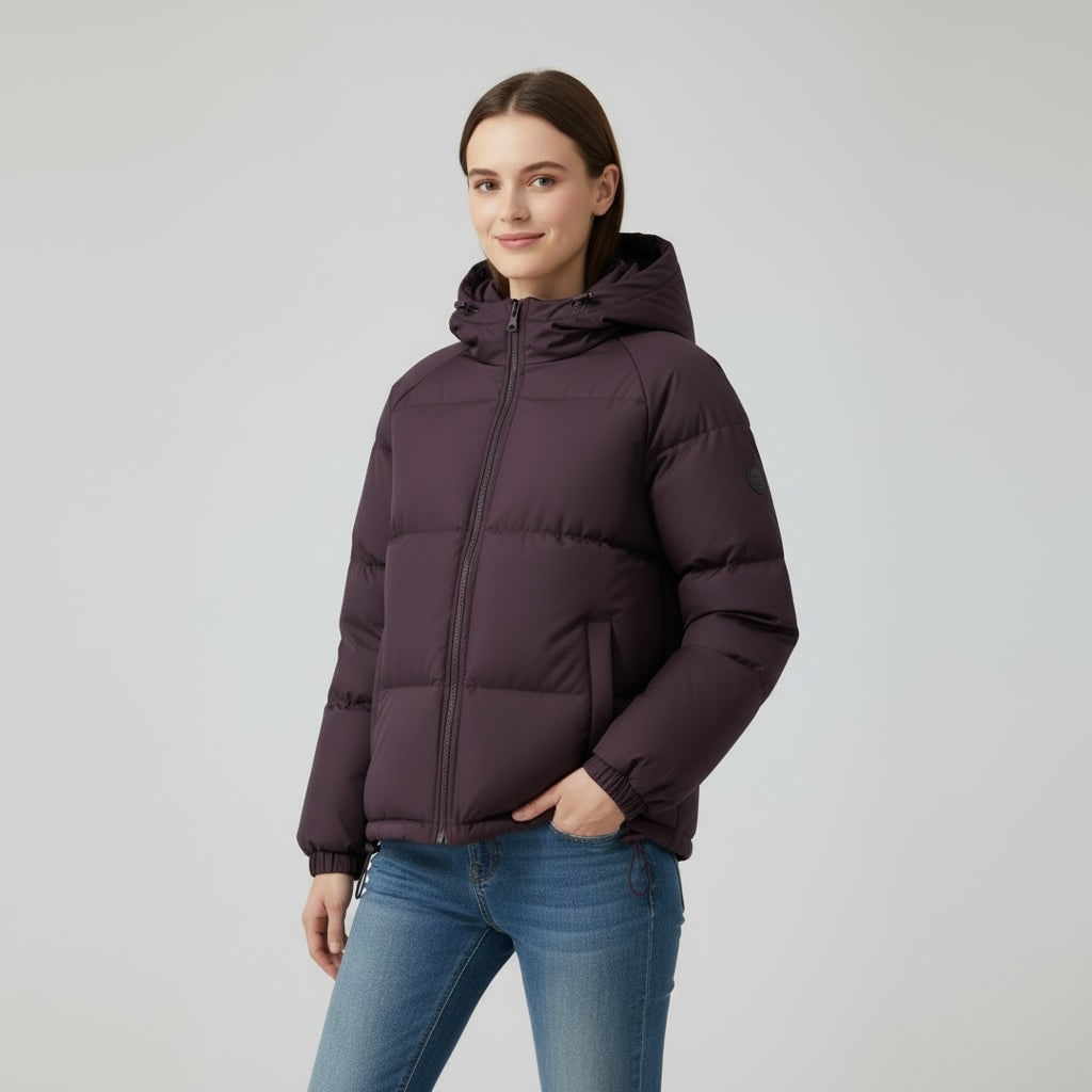 Lila Pufferjacke mit Kapuze am Model