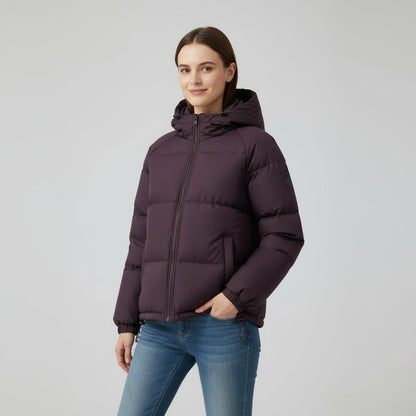 Lila Pufferjacke mit Kapuze am Model