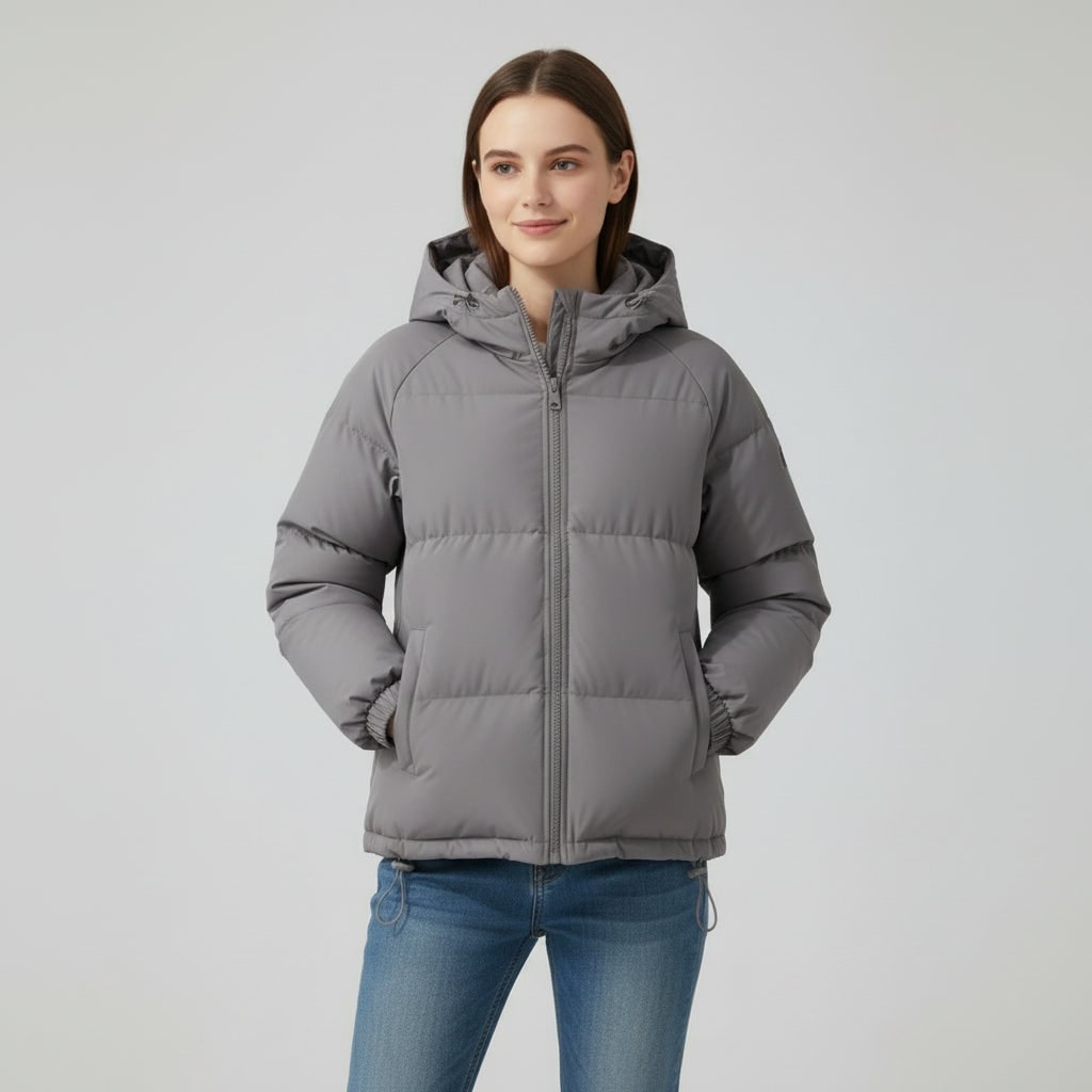 Graue Pufferjacke mit Kapuze am Model