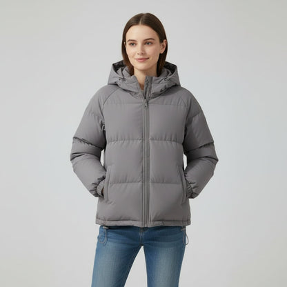 Graue Pufferjacke mit Kapuze am Model