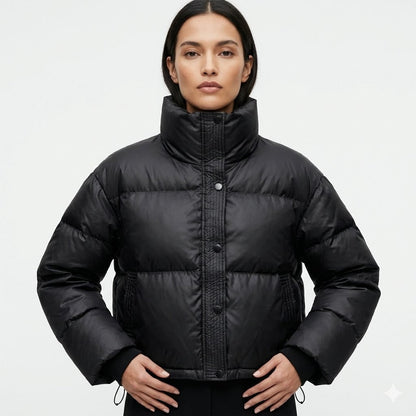 Schwarze kurze Pufferjacke mit hohem Stehkragen am Model