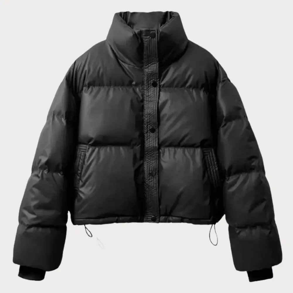 Schwarze kurze Pufferjacke liegend, Vorderansicht