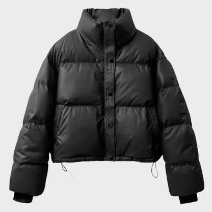 Schwarze kurze Pufferjacke liegend, Vorderansicht