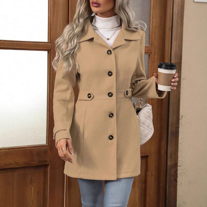 Taillierter Kurzmantel mit Halbgürtel in Khaki, Seitenansicht