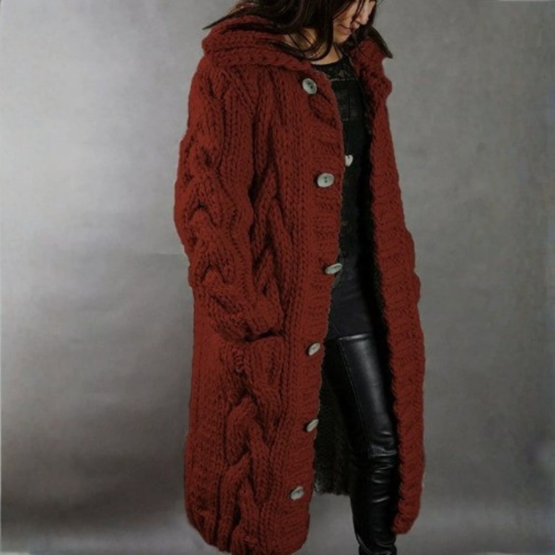 Strickmantel in Rot mit Zopfmuster, Knopfleiste und Seitentaschen