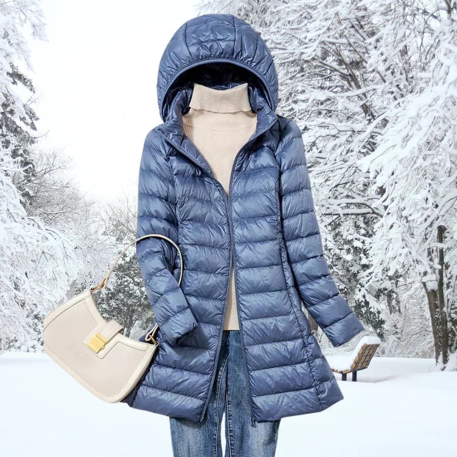 Leichte Daunenjacke mit Kapuze für Damen in Blau, getragen