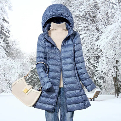 Leichte Daunenjacke mit Kapuze für Damen in Blau, getragen