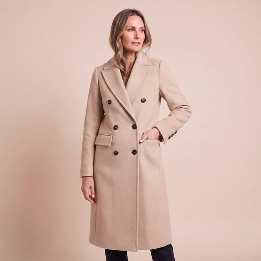Model trägt den Mantel mit Reverskragen und Pattentaschen in Beige