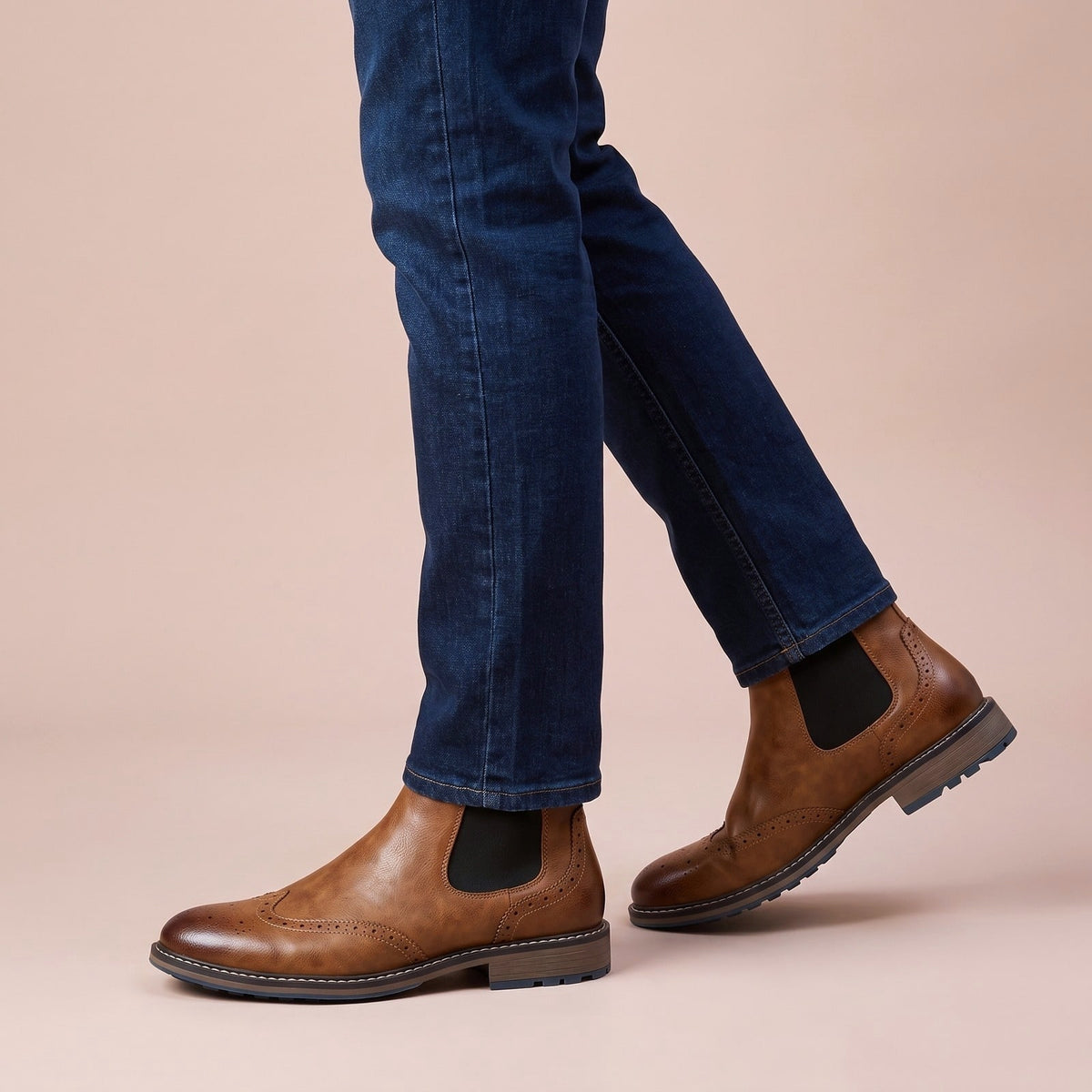 Brogue Chelsea Boots für Herren in Cognac mit Lochmuster, getragen zu dunkler Jeans
