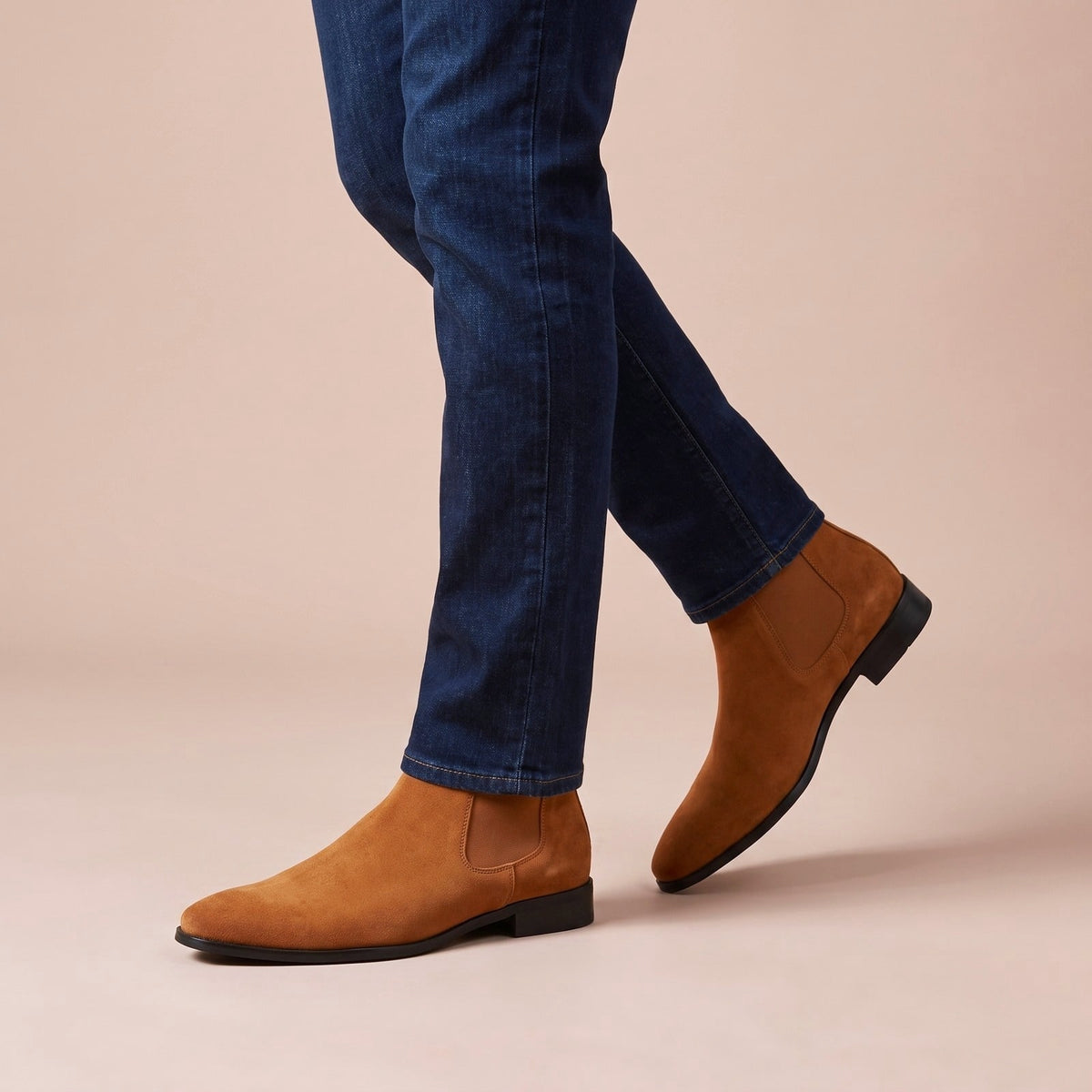 Chelsea Boots für Herren in Cognac Veloursoptik, getragen zu dunkler Jeans