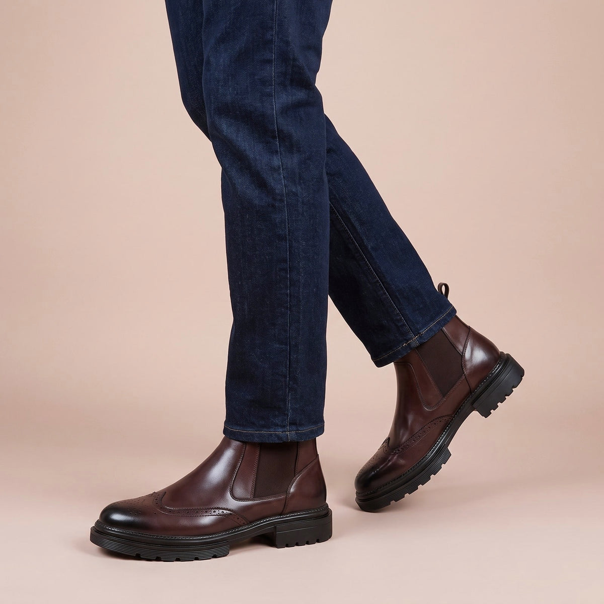 Brogue Chelsea Boots für Herren in Braun mit Flügelkappe, getragen zu dunkler Jeans