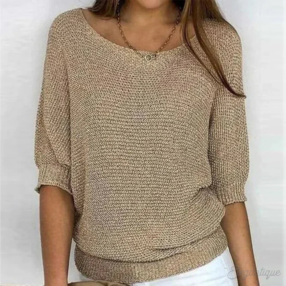 Pullover mit Dreiviertelärmeln in Beige, getragen von einem Model