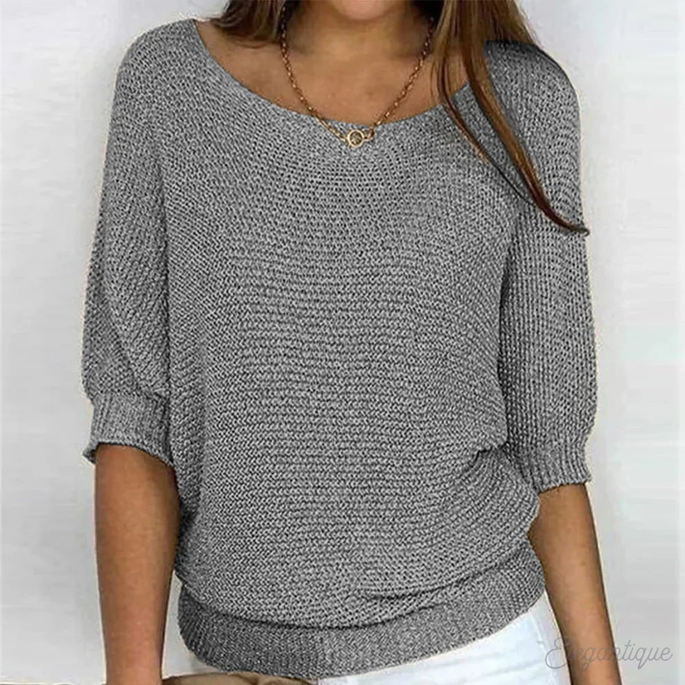 Pullover mit Dreiviertelärmeln in Grau, getragen von einem Model