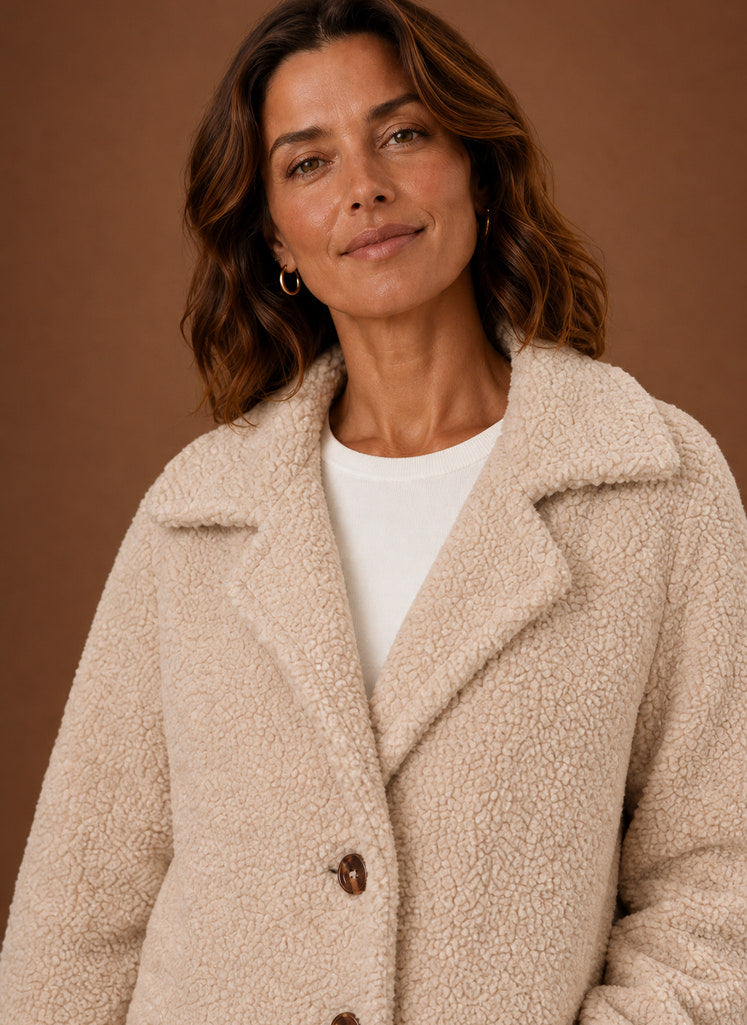 Doppelreihiger Teddymantel in Apricot, Detailansicht